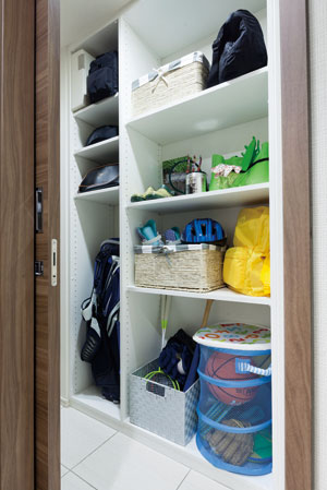 Receipt.  [Multi-storage] Multi-functional storage space provided between the shoe-in cloakroom and wash room. Outdoor equipment and sporting goods, Convenient space for storage, such as pet supplies.  ※ B1 ・ B2 type only