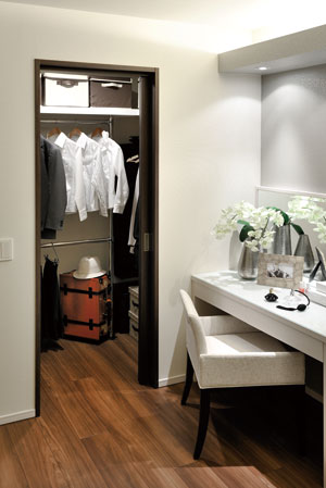 Receipt.  [Walk-in closet] Clothes, of course hats and bags, such as plenty of storage. With a breadth and functionality, Easy storage space that is taken out easily put away the things.  ※ C1 ・ C2, E1 ・ E2, G1 ・ G2 ・ J ・ L type only