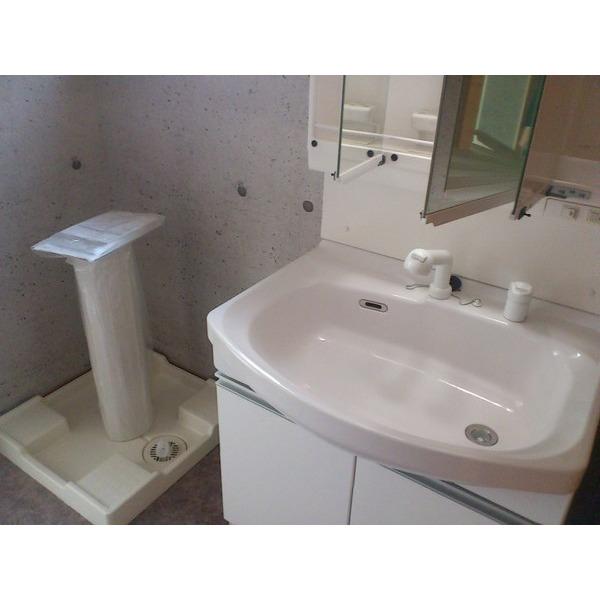 Wash basin, toilet. bathroom
