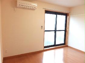 Living and room. Air conditioning comes with