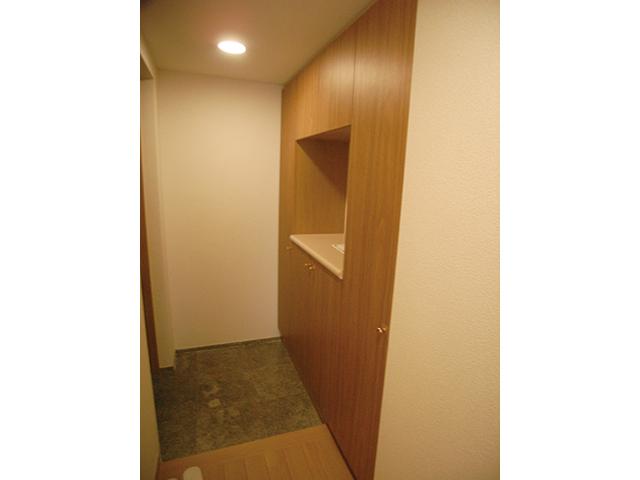 Entrance. Entrance storage