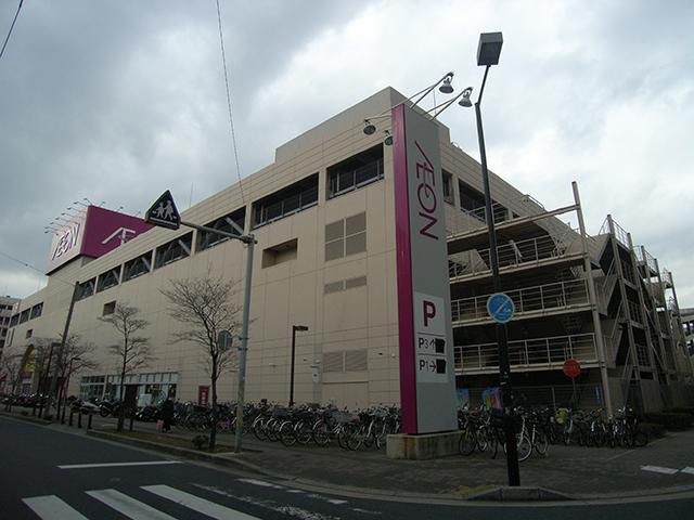 Shopping centre. 15m to ion