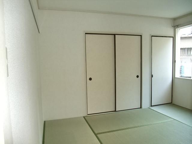 Living and room. Storage firm of Japanese-style room. It looks good in the bedroom.