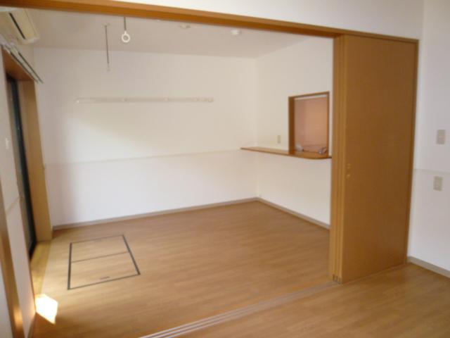 Living and room. Spacious and has been a floor plan rejoice also pet-chan us