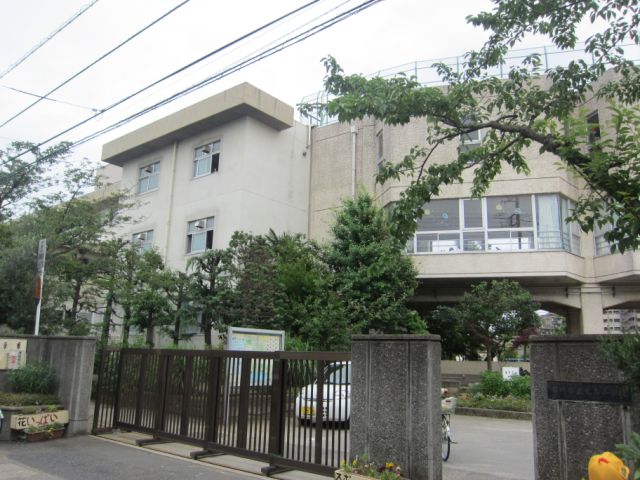 Primary school. Municipal Onidaka up to elementary school (elementary school) 970m