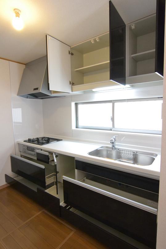 Kitchen. 1 Building a large-capacity storage space. Water purifier built-in hand shower. Automatic cleaning cartridge is always beautiful!