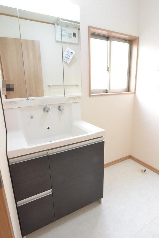 Wash basin, toilet. Vanity with 1 Building storage capacity.