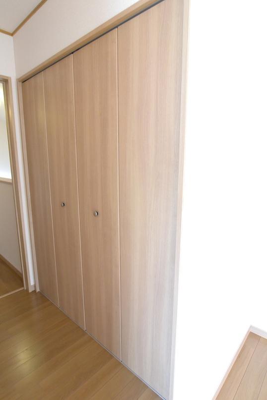 Receipt. Is the storage of large capacity in the north-east side of the living room
