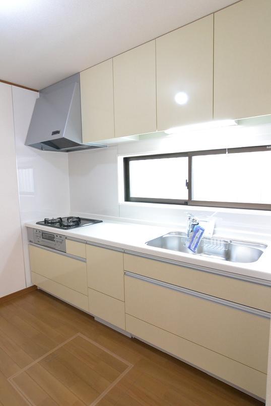 Kitchen. 4 Building. The color difference is the No.1 Building. Artificial marble countertops and scratches and dirt attached hard front embossed sink, etc..