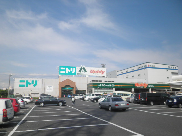 Home center. 700m until Yunidi (hardware store)