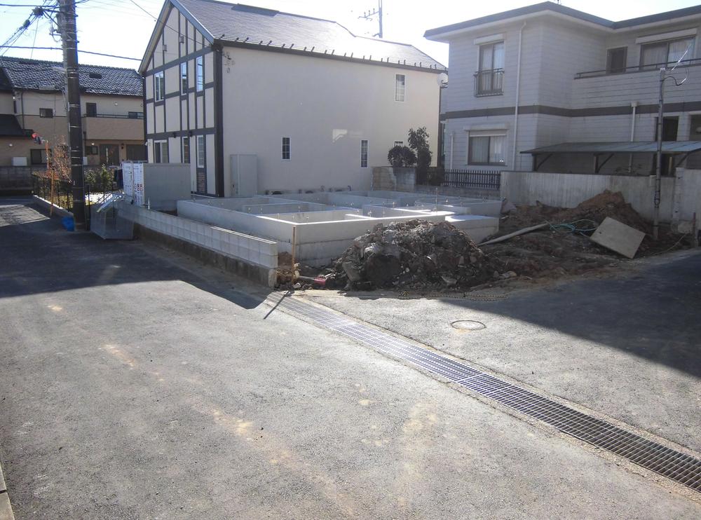 Local appearance photo. It is a popular corner lot