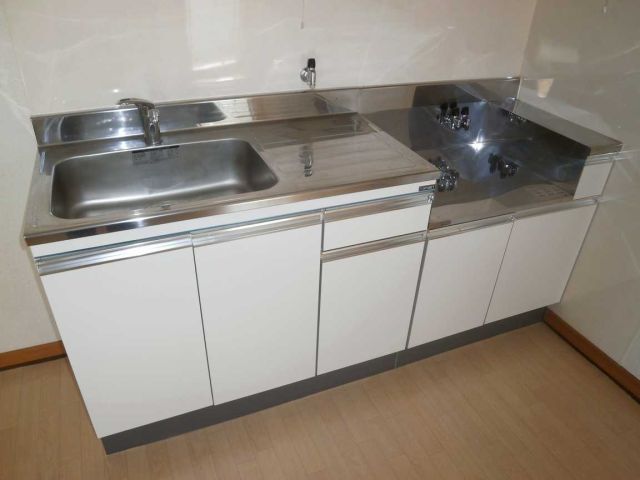 Kitchen. Gas stove can be installed