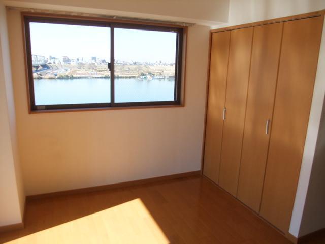 Living and room. Edogawa looks beautiful from the west side of the window. 