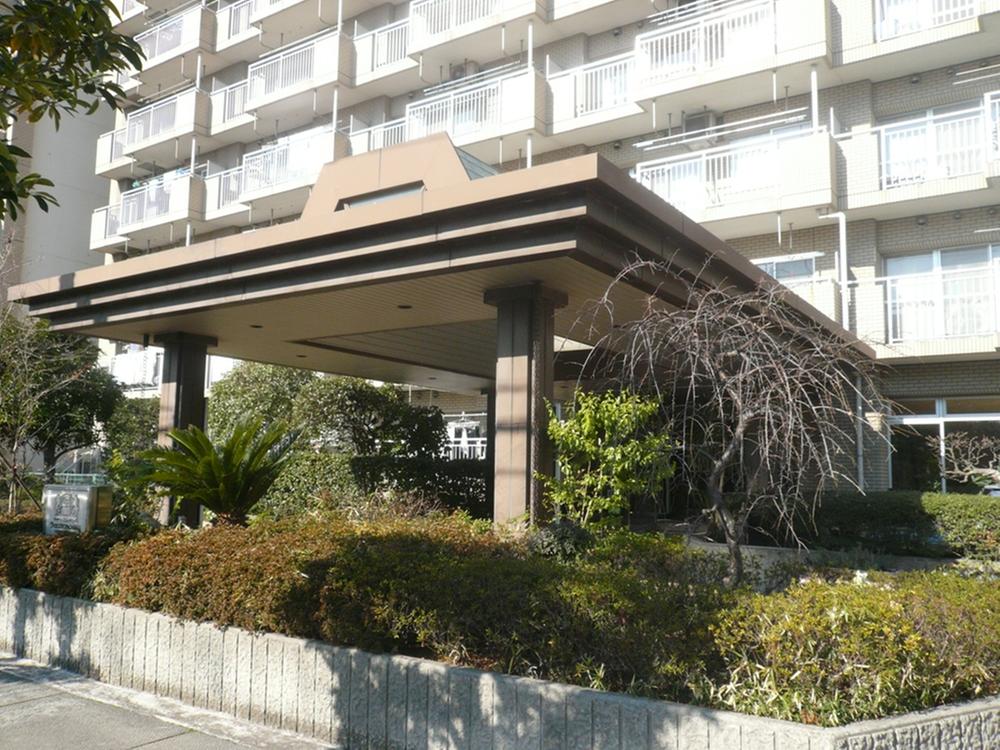 Entrance. The main entrance (October 2013 shooting)