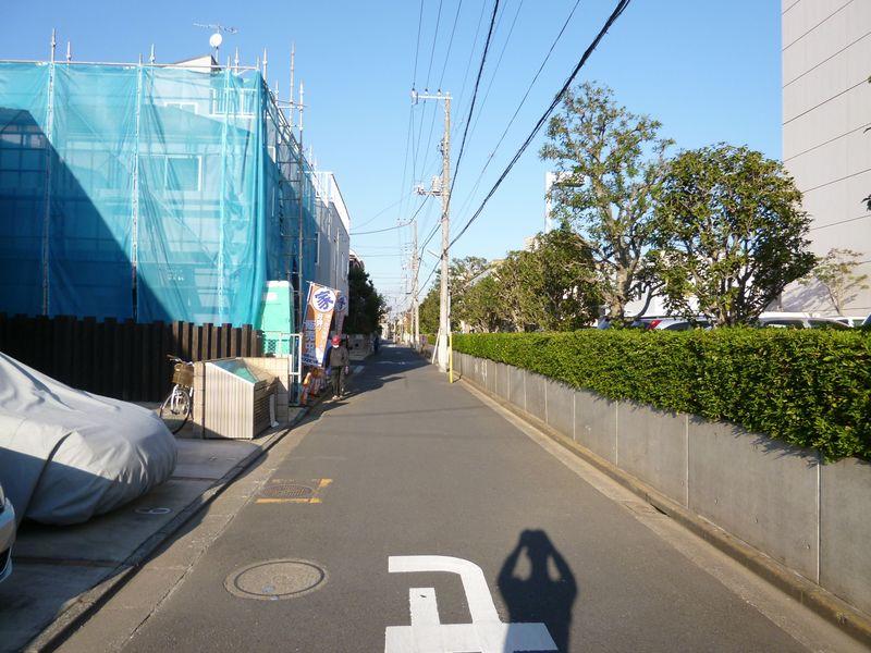 Local appearance photo. House before the road, It is a quiet residential area.