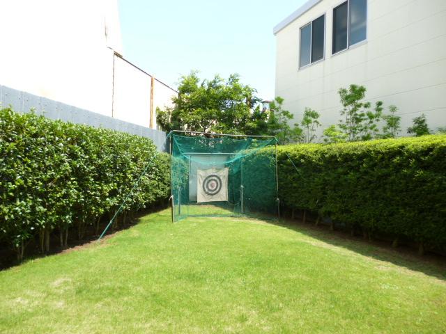 Garden. Golf practice can also enjoy a large garden