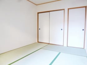 Living and room. Japanese-style room is calm after all!