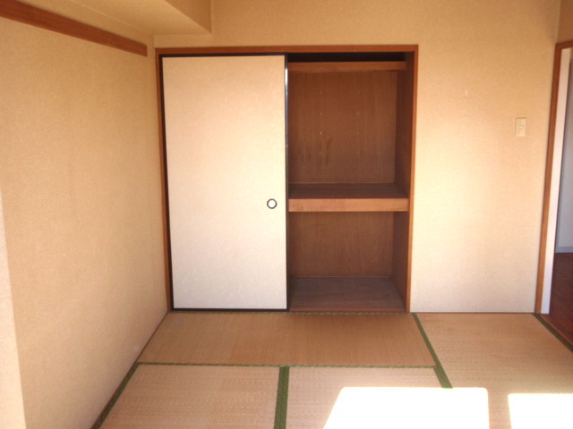 Receipt. Closet type between the housing 1. You can also happy to accommodating large luggage.