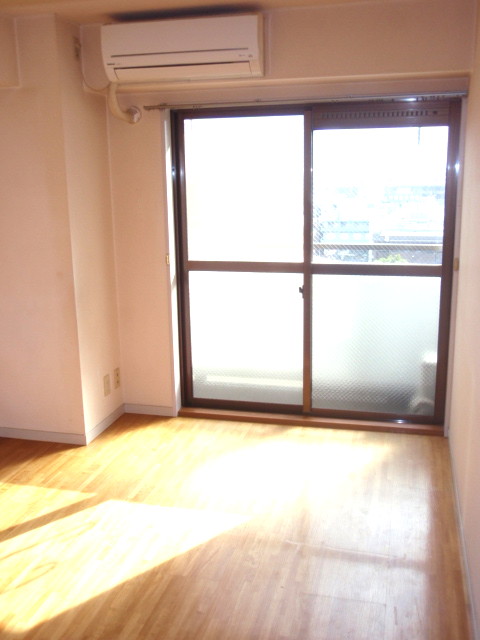 Other room space. Sunny in the room southeast, Park is visible from the room.