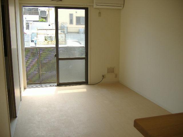 Living and room. It is the scenery viewed from the counter kitchen. 