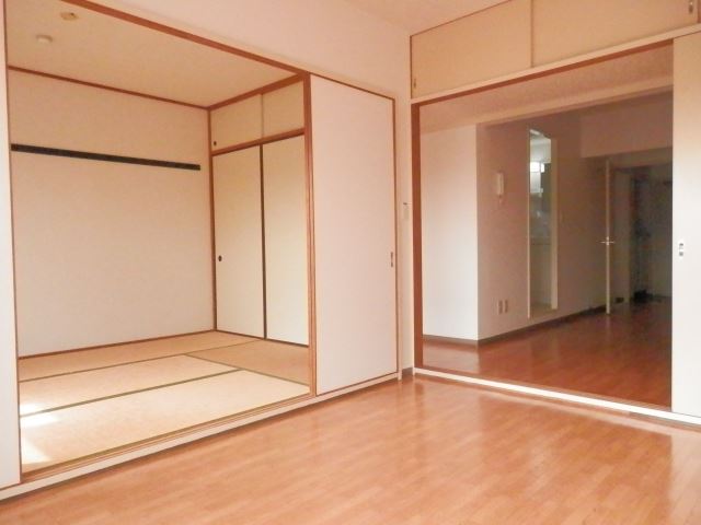 Living and room. Is a Japanese-style room as seen from the Western-style. 