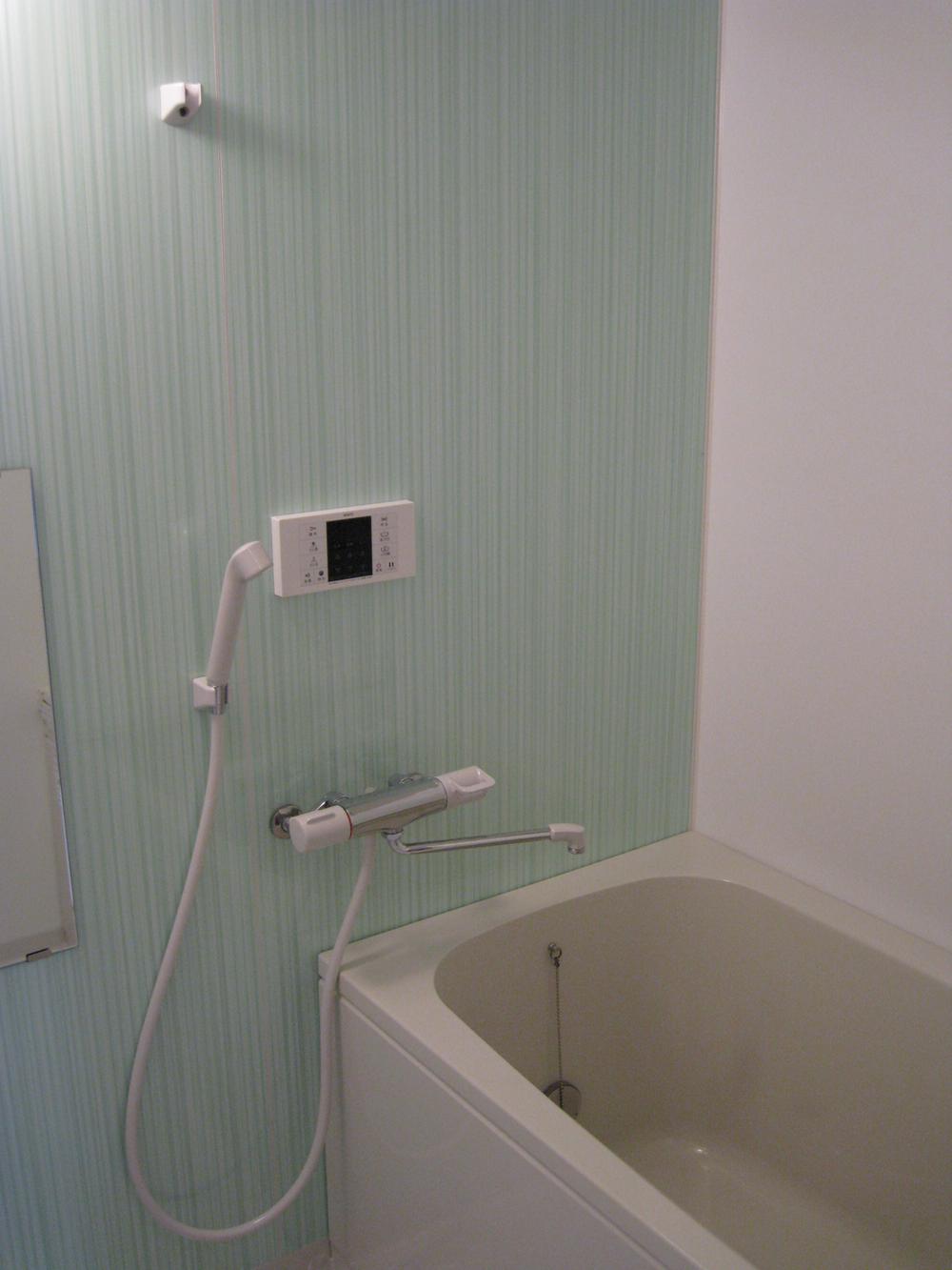 Bathroom. Indoor (12 May 2013) Shooting Unit bus replaced.