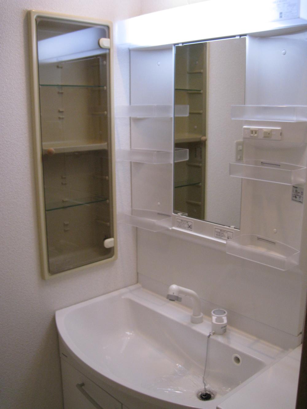 Wash basin, toilet. Indoor (12 May 2013) Shooting