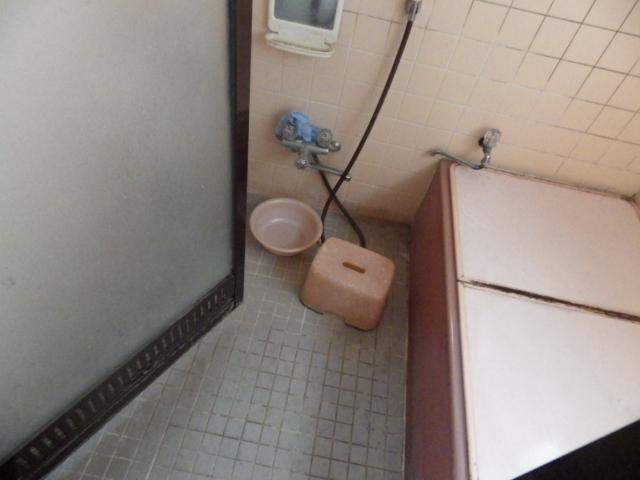 Bathroom. Local (11 May 2013) Shooting