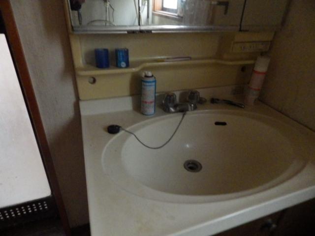 Wash basin, toilet. Local (11 May 2013) Shooting