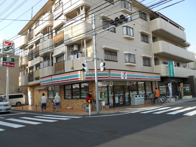 Convenience store. 180m to Seven-Eleven (convenience store)