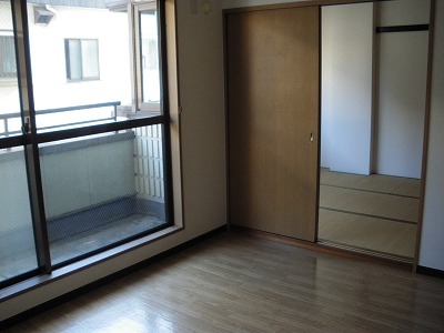 Living and room. Convenience store is also close to settle. 