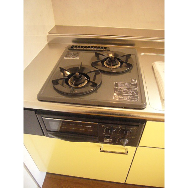 Kitchen. Two-burner stove ・ With grill