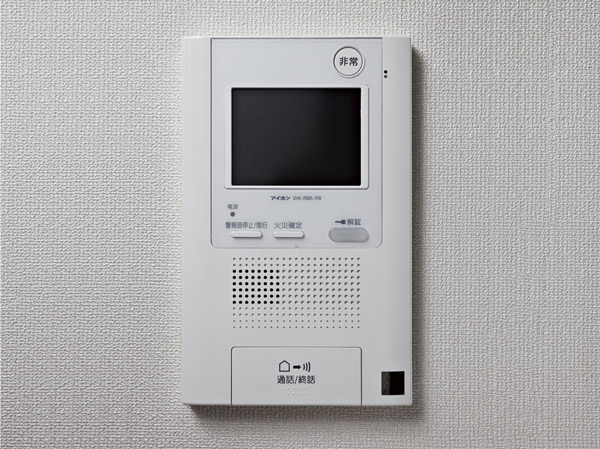 Security.  [Intercom with color monitor] Check the visitor entrance and entrance gallery in the image and sound, Release the auto lock. To direct visitors to the residence floor.  ※ Following publication of the amenities are all (same specifications)