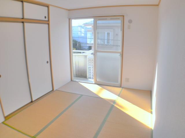 Living and room. Here also bright Japanese-style room. There is also a storage.