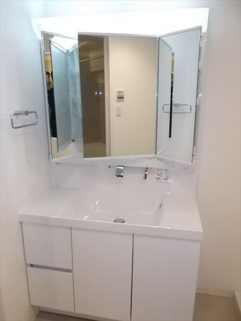 Wash basin, toilet. Local (11 May 2013) Shooting