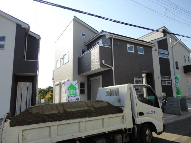 Local appearance photo. Building 2
