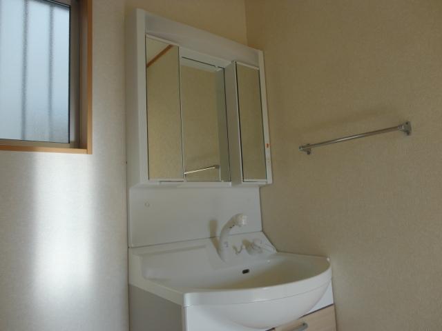 Wash basin, toilet. 5 Building