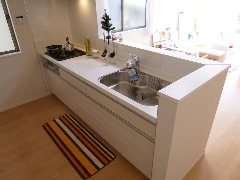 Kitchen. Popular system kitchen face-to-face, You momentum conversation with family.