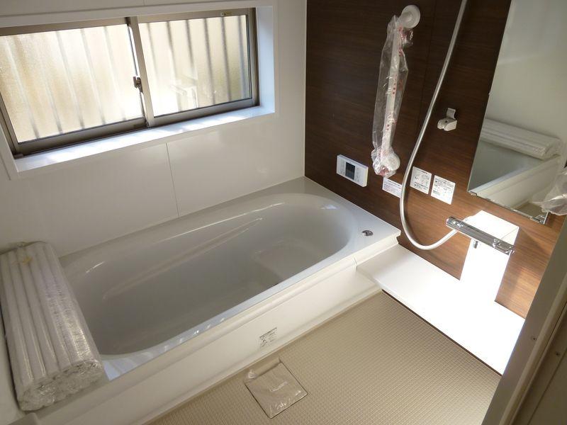 Bathroom. Windowed bathroom, Gouty is well comfortable.