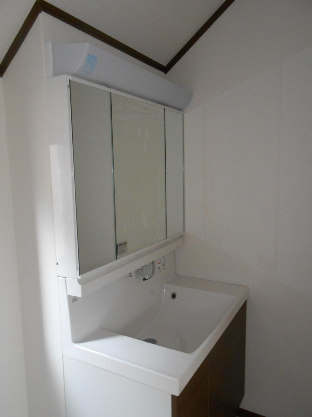 Wash basin, toilet. Indoor (10 May 2013) Shooting