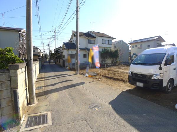 Local photos, including front road. Overall