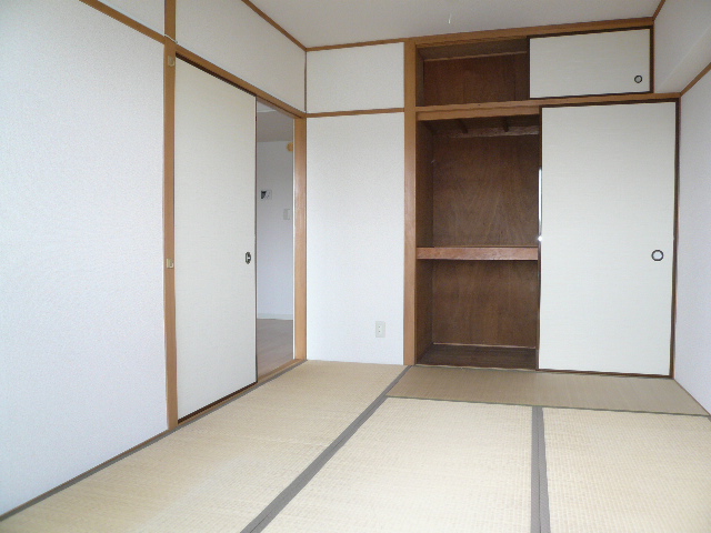 Other room space. East Japanese-style room: shooting the room from the balcony