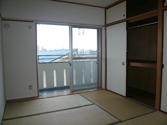 Other room space. South Japanese-style room: shoot the balcony direction from the indoor