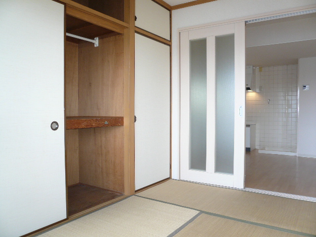 Other room space. South Japanese-style room: shooting the room from the balcony