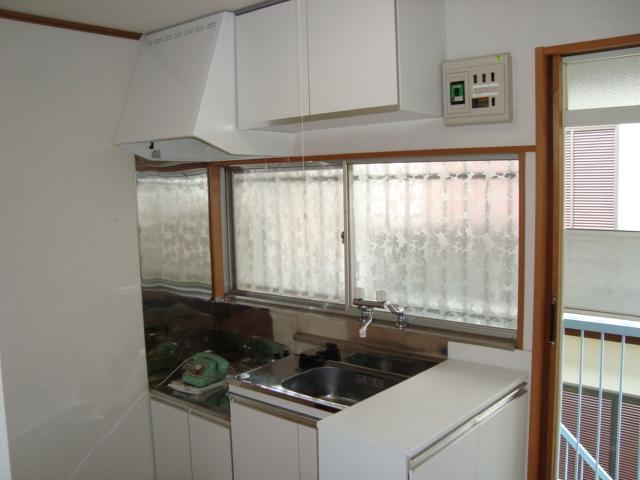 Kitchen. It is ventilation of pat large windows