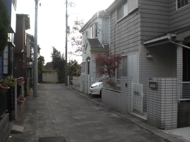 Local photos, including front road. Public road of about 4m