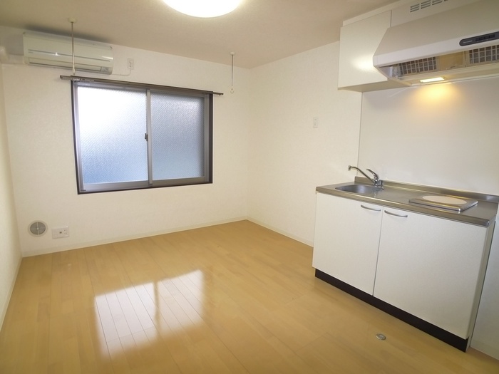 Kitchen. Half-moon of brokerage commissions rent (tax)