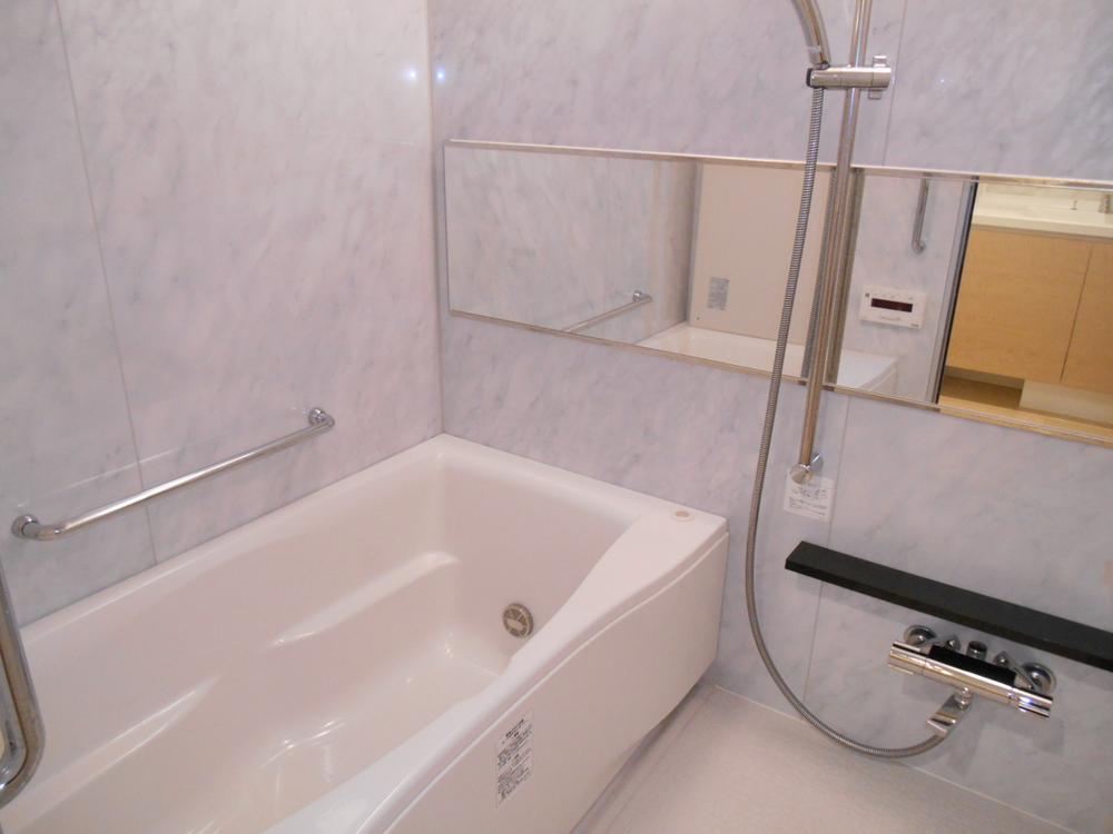 Bathroom. Ventilation dryer ・ With handrail