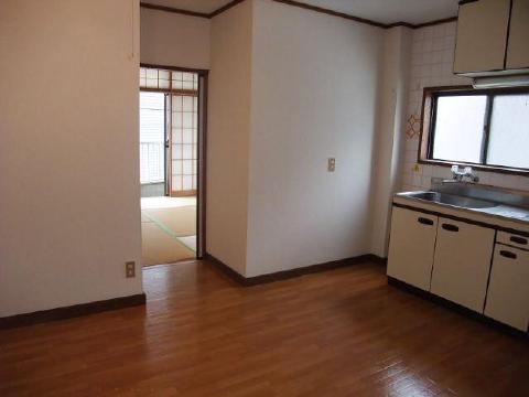 Other room space. It is the scenery of the dining kitchen from the front door