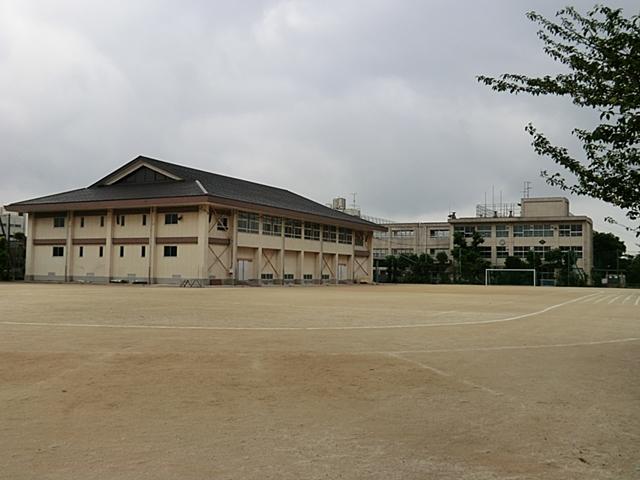 Junior high school. 2400m to Ichikawa City first junior high school